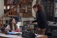 Will & Grace – (v.li.) Cleo Fraser (Katie Broader), Debra Messing (Grace Adler).