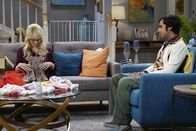 The Big Bang Theory – Während Howard mit Sheldon in der Wüste ist, bereiten sich Bernadette (Melissa Rauch, l.) und Raj (Kunal Nayyar, r.) auf deren zweites Kind vor ...