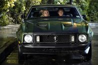 Young Sheldon – Mandy (Emily Osment, l.); Georgie Cooper (Montana Jordan, r.)