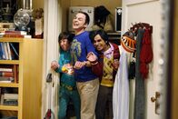 The Big Bang Theory – Sheldon (Jim Parsons, M.), Rajesh (Kunal Nayyar, r.) und Howard (Simon Helberg, l.) hören eine Grille zirpen. Sheldon behauptet, aus der Häufigkeit der Zirplaute dieser Grille auf ihre Art schließen zu können ...