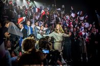 Je suis Karl – Die junge und dynamische Odile Duval (Fleur Geffrier) erhält mit ihren zugespitzten Darstellungen große Unterstützung in Frankreich und kann sogar das Referendum über die Todesstrafe für sich entscheiden.