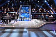 Quizduell - Olymp – Moderator Jörg Pilawa (M.) mit den Kandidaten des Teams "Tatort": Schauspieler Axel Milberg (l.) und Schauspielerin Meret Becker (2.v.l.), sowie die Quizprofis: Marie-Louise Finck (3.v.r), Eckard Freise (2.v.r.) und Thorsten Zirkel (r.).