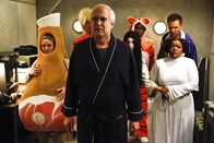 Community – Die Halloweenparty muss warten, denn als Britta (Gillian Jacobs, l.) und Shirley (Yvette Nicole Brown, r.) erfahren, dass sich Pierce (Chevy Chase, M.) aus Versehen im Panikraum eingesperrt hat, eilen sie mit der gesamten Lerngruppe zu Hilfe ...
