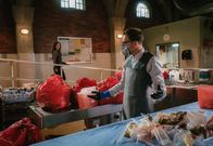 Elementary – Watson (Lucy Liu, l.) und Holmes (Jonny Lee Miller, r.) müssen entdecken, dass eine ermordete Technikerin in illegale Forschungen verstrickt war ...