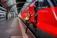 Mona mittendrin – Mona mittendrin Pulsierender HB Zürich – Rund um den grössten Bahnhof der Schweiz Normalerweise ist Lokführerin Engela Hegelbach (l.) alleine unterwegs. Dieses Mal darf Mona Vetsch (r.) mit in den Führerstand. 2026 Copyright: SRF