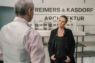 Die Chefin – Vera Lanz' (Katharina Böhm, r.) Ermittlungen ergeben, dass der tote Architekt ein Alkoholproblem hatte. Ungenauigkeiten in seinen Bauplänen kamen häufiger vor, Baukosten explodierten. Wäre das ein Motiv für seinen Partner Marc Reimers (David Bunners, l.) gewesen, um seinen Kompagnon auszuschalten?
