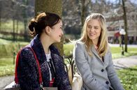 Sturm der Liebe – Eva (Uta Kargel, l.) spricht Alicia (Larissa Marolt, r.) Mut zu.