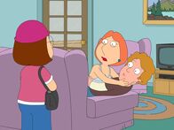 Family Guy – Meg (l.) ist entsetzt als sie ihre Mutter Lois (M.) zusammen mit ihrem Freund Anthony (r.) knutschend auf der Couch ertappt.