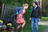 Fuchs und Gans – Emily Gans (Mira Bartuschek, l.) stürmt wütend aus ihrem geerbten Haus und rennt fast Stefan Fuchs(Tobias van Dieken, r.) um, den Sohn ihres renitenten Mieters.