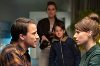 Auf einmal war es Liebe – Jakob (Kostja Ullmann, links) hängt seiner Jugendliebe Marie (Julia Hartmann, rechts) nach. Lotte (Kim Riedle) und ihr Sohn Ben (Oskar Netzel) sollen bei der Rückeroberung helfen.