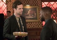 New Girl – Sogar Jess' Ex-Freund Sam (David Walton, l.) folgt Winstons (Lamorne Morris, r.) Einladung, zur Enthüllung des Grabsteins eines guten Freundes ...