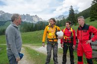 Die Bergretter – Burkhart Weninger (Peter Prager, l.) bedankt sich bei Markus (Sebastian Ströbel, 2.v.l.) und dessen Bergretter-Kollegen Tobias (Markus Brandl, 2.v.r.) und Michael (Robert Lohr, r.) für deren heldenhaften Einsatz.
