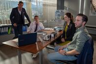 Der Bergdoktor – Zusammen mit Dr. Alexander Kahnweiler (Mark Keller, 2.v.l.) versucht Dr. Martin Gruber (Hans Sigl, l.) Kai Riegert (Pablo Sprungala, r.) und seine Frau Karla (Nicole Gerdon, 2.v.r.) davon zu überzeugen, dass er seinen Lebensstil radikal ändern muss.