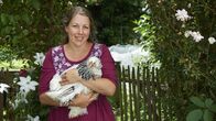 Garten und lecker – In der dritten Folge geht es zu Jenny Slupkowski und ihren "Gartengemüsekiosk" in Mönchengladbach. Auf mehr als 1000 Quadratmetern gedeiht ein Beet neben dem anderen. Überall wachsen Paprika, Bohnen Auberginen, Tomaten, Melonen, Feigen und Kartoffeln im Hochbeet – Gemüse und Obst im Selbstversorgergarten für eine kleine Familie.