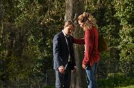 Tatort – Beate Lindweg (Katharina Behrens), die beste Freundin von Kathrin Fischer tröstet Simon Fischer (Christian Bayer)