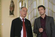 Die Rosenheim-Cops – Polizeichef Achtziger (Alexander Duda, l.) macht Kommissar Sven Hansen (Igor Jeftic, r.) auf eine interessante Spur aufmerksam.