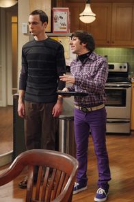 The Big Bang Theory – Nachdem bei Sheldon und Leonard eingebrochen worden ist, fühlt sich Sheldon (Jim Parsons, l.) nicht mehr sicher. Daraufhin installiert Howard (Simon Helberg, r.) ein hochmodernes Sicherheitssystem, dem Sheldon jedoch selbst zum Opfer fällt. Er zieht entsprechende Konsequenzen ...