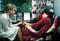 Zeit der Zärtlichkeit – Erst nach vielen Schicksalsschlägen finden Emma (Debra Winger, r.) und ihre Mutter Aurora (Shirley MacLaine, l.) schließlich zueinander ...