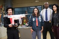 Brooklyn Nine-Nine – (v.li.) Andy Samberg (Jake Peralta), Melissa Fumero (Amy Santiago), Terry Crews (Terry Jefford), Stephanie Beatriz (Rosa Diaz).
