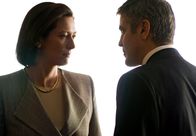 Michael Clayton – Michael Clayton (George Clooney) unterbreitet Karen Cowder (Tilda Swinton) ein Angebot, dass sie nicht ablehnen kann.