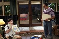 Two and a Half Men – Nach alldem was passiert ist, hat Alan (Jon Cryer, r.) ein schlechtes Gewissen und versucht, sich bei Charlie (Charlie Sheen, l.) einzuschleimen ...