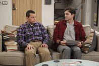 Two and a Half Men – Da Berta sich eine Rückenverletzung zugezogen hat, überlegen Alan (Jon Cryer, l.) und Walden (Ashton Kutcher, r.), sie in ihren wohlverdienten Ruhestand zu schicken. Doch ist das wirklich eine gute Idee?