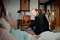 Nägel mit Köppen – Pastor Hans-Uwe Petersen (Peter Heinrich Brix, m.) verspricht auf Bitten des Ehepaares Bosefeld (Peter von Strombeck und Eva-Maria Kerkhoff, r.) der im Sterben liegenden Frau Bosefeld (Sabine Hahn, l.), dass er ihr vor ihrem Tode ein letztes Mal das Abendmahl darbringt.