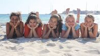 Die Mädchen-WG - Urlaub ohne Eltern – V.l.: Bianca, Buse, Louisa, Maja, Weya genießen das Strandleben.