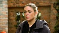 Rote Rosen – Britta (Jelena Mitschke m.) zieht sich nach Tonis (Sarah Buchholzer) Wutausbruch verletzt zurück. Toni erkennt, dass ihre Wut nur aus der Sorge um Svenja (Lea Marlen Woitack) resultiert und bereut ihre harten Worte.