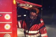 Ice Road Rescue - Extremrettung in Norwegen – Bjørn Lærgreid controlling the wires.