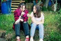 Silverpoint – Kaz (Maiya Silveston, l.) und Meg (Katy Byrne) haben keine Lust auf die Wasseraktivitäten, sondern wollen lieber ein bisschen Quatschen. So langsam freunden sie sich immer mehr an.