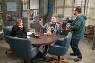 Kevin Can Wait – (v.li.) Leah Remini (Vanessa Cellucci), Kevin James (Kevin Gable), Jay Klaitz (Tyler).