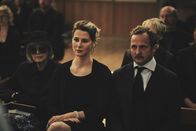 Hindafing – Familie Zischl auf der Beerdigung von Zischl Sen. Von links: Rosi Zischl (Sylvia Eisenberger), Marie Zischl (Katrin Röver) und Alfons Zischl (Maximilian Brückner).