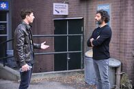 Brooklyn Nine-Nine – Jake Peralta (Andy Samberg, l.); Adrian Pimento (Jason Mantzoukas, r.)