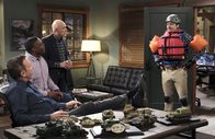 Last Man Standing – v.l.n.r.) Mike Baxter (Tim Allen); Chuck Larabee (Jonathan Adams); Ed Alzate (Hector Elizondo); Kyle Anderson (Christoph Sanders)