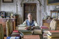 Der Buchladen der Florence Green – Edmund Brundish (Bill Nighy) liebt Bücher und verschlingt diese von morgens bis abends, alleine in seinem Haus.