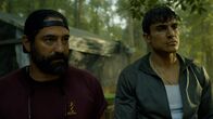 Operación Marea Negra – Die beiden Neulinge Nando (Álex González, r.) und Sergio (Nuno Lopes, l.) treffen im Camp ein und werden umgehend mit dem Team bekannt gemacht. Kaum angekommen, wird Nando unmittelbar zu einem herausfordernden Kampf aufgefordert.