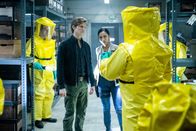 MacGyver – Angus MacGyver (Lucas Till, l.); Desi Nguyen (Levy Tran, r.)