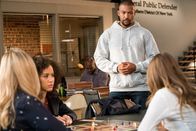 For the People – (v.li.): Hope Davis (Jill Carlan), Jasmin Savoy Brown (Allison Adams), Charles Michael Davis (Ted), Britt Robertson (Sandra Bell).