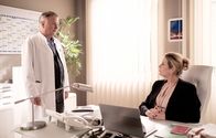 In aller Freundschaft – ARD/MDR IN ALLER FREUNDSCHAFT FOLGE 923, "Wennschon - Dennschon" Uhr im ERSTEN. (Ab 30.03.2021, 21:00 Uhr in der Mediathek) Dr. Roland Heilmann (Thomas RÃ¼hmann) braucht dringend ein Medikament um einem Baby das Leben zu retten. Sarah Marquardt (Alexa Maria Surholt) unterstÃ¼tzt ihn bei der Krankenkasse. Doch die Bewilligung dauert zu lange. Als er das 250.000â‚¬ teure Medikament ohne die Kostenzusage der Krankenkasse bestellen will, muss Sarah ihn stoppen. Â