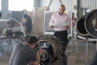 Mayday - Alarm im Cockpit – REENACTMENT - Eric Blankenstein (gespielt von Olivier Lamarche) inspiziert das linke Triebwerk von Airline PNG Flight 1600 und stellt fest, dass es beim Sinkflug auf den Flughafen in Madang, Papua-Neuguinea, durch eine Überdrehzahl auseinandergerissen wurde, während der Ermittler aus Papua-Neuguinea (gespielt von Andrew Hinkson) am rechten Triebwerk des Flugzeugs keine offensichtlichen Anzeichen für einen Schaden durch Überdrehzahl feststellen kann. (Cineflix 2022/Shay Markowitz)