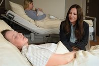 Frühling – Katja (Simone Thomalla, r.) steht Ida Götter (Carolin Hartmann, l.) bei, die gerade Drillinge entbunden hat.