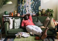 neoriginal: I don't work here – Nachdem er aus Versehen Kalkentferner getrunken hat, macht Dawit (Akeem van Flodrop) krank und versucht sich so um die Care-Arbeit zu drücken. Doch diesen Plan hat er ohne seine Frau Laura (Sina Martens) gemacht.