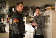 Limitless – Ein Einbruch in ein Drogenlager, bringt interne Ermittlungen mit sich. Doch können Brian (Jake McDorman, l.) und Rebecca (Jennifer Carpenter, r.) den Täter wirklich in den eigenen Reihen finden?