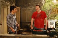 How I Met Your Mother – Vor den Toren von New York präsentiert Ted (Josh Radnor, l.) seinen Freunden seine neue Errungenschaft - ein Haus. Doch Lily, Robin, Barney und Marshall (Jason Segel, r.) sind anfangs total entsetzt, denn das traute Heim ist eine Bruchbude ...