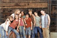 Die wilden Hühner – v.l.n.r.): Trude (Zsa Zsa Inci Bürkle), Frieda (Lucie Hollmann), Melanie (Paula Riemann), Sprotte (Michelle von Treuberg), Wilma (Jette Hering), Torte (Martin Kurz), Willi (Vincent Redetzki), Fred (Jeremy Mockridge), Steve (Philip Wiegratz).