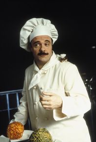 Mäusejagd – Chefkoch Ernest (Nathan Lane) mit seinem neuen, Käse liebenden Freund auf der Schulter.