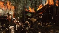 Der Preis des Krieges – Die US-Armee ist dem sogenannten "Vietcong" wirtschaftlich und technologisch überlegen, kann gegen die Guerilla-Taktiken der Nordvietnamesen jedoch nicht bestehen.
