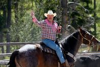 Modern Family – Cameron (Eric Stonestreet) macht als Cowboy eine gute Figur.