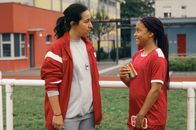 ECHT friends – Milli (Marie Ngando, r.) ist mächtig stolz: Sie darf bei dem wichtigen Spiel die Kapitänin der Mannschaft sein. Fußballtrainerin Nio (Yanina Céron, l.) gibt ihr noch ein paar Anweisungen.